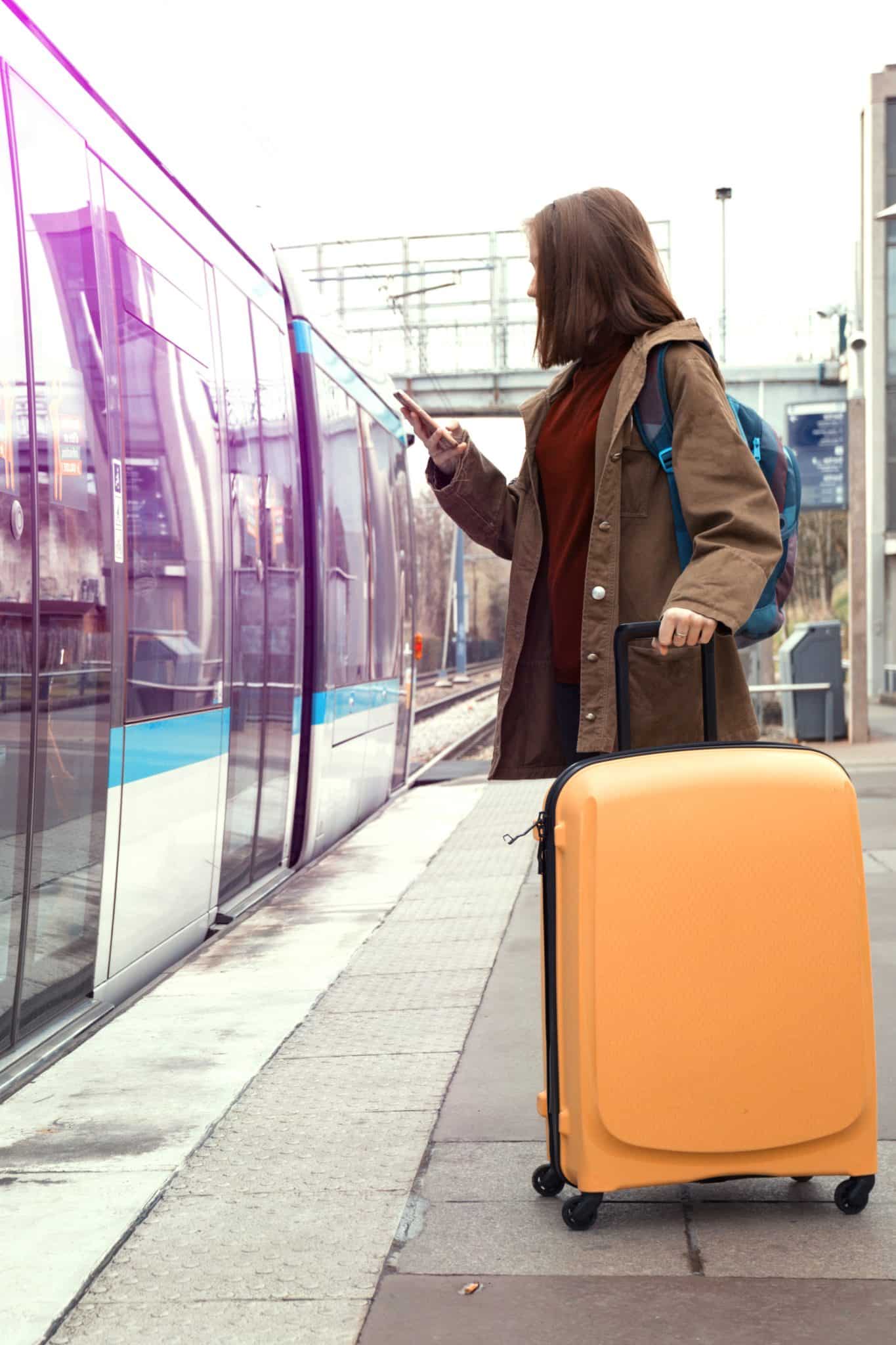 Une femme dans le métro parisien